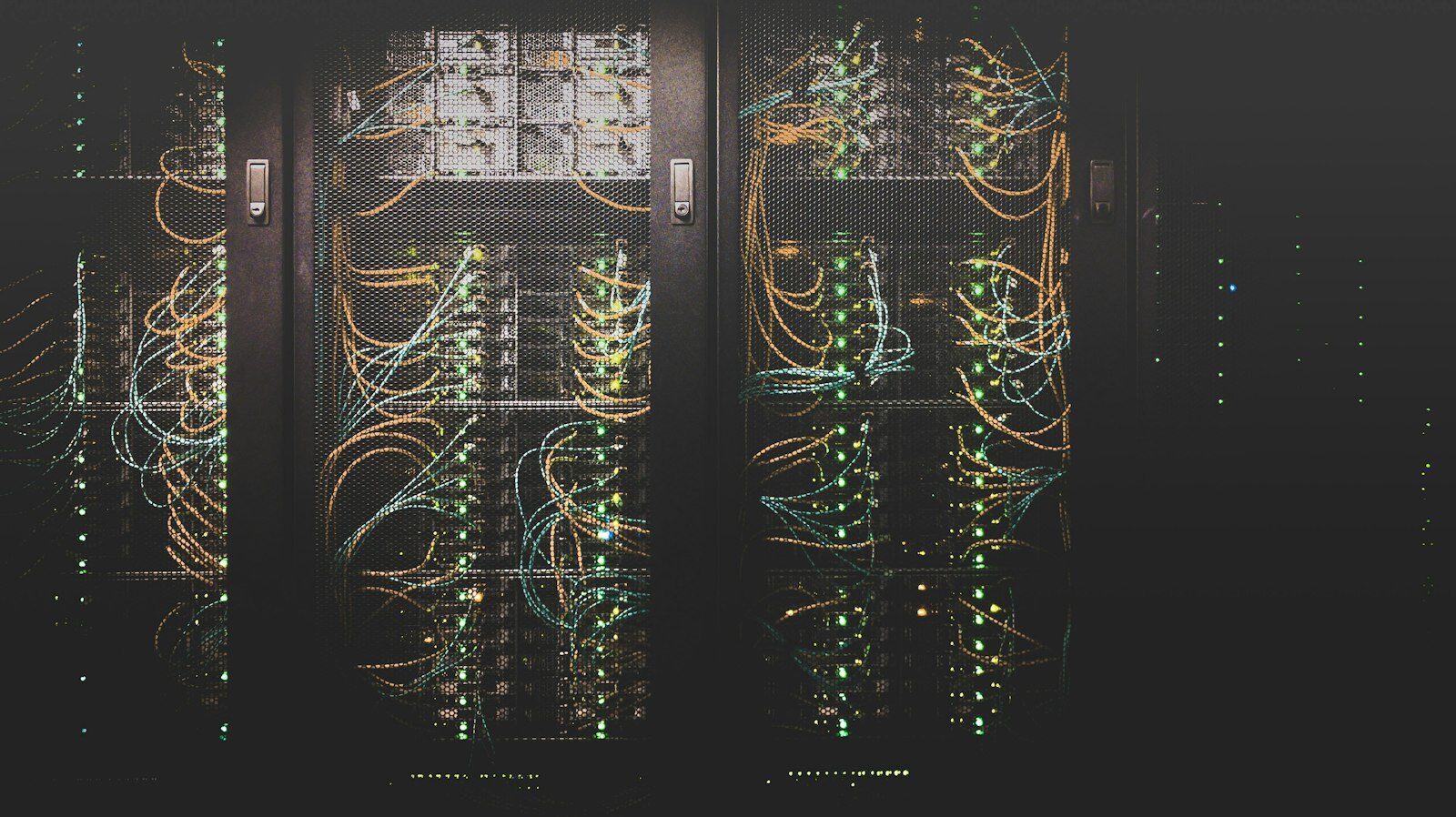 Serverschränke mit Netzwerkkabeln und Status-LEDs