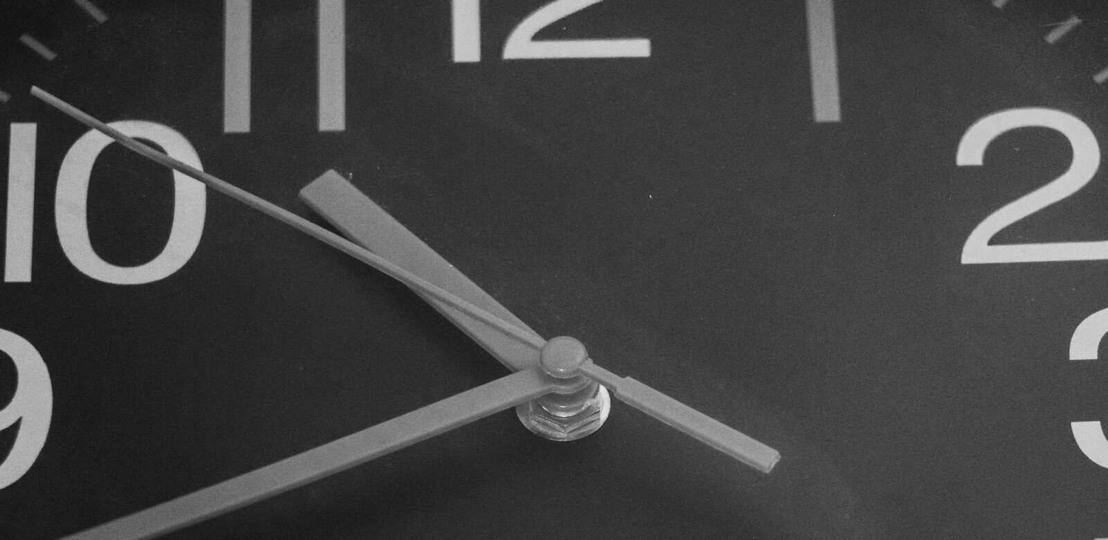 Zifferblatt einer Uhr in Schwarzweiß