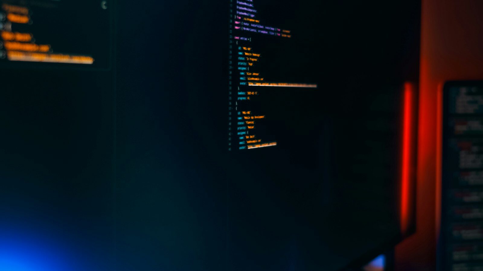 Quellcode auf einem dunklen Monitor