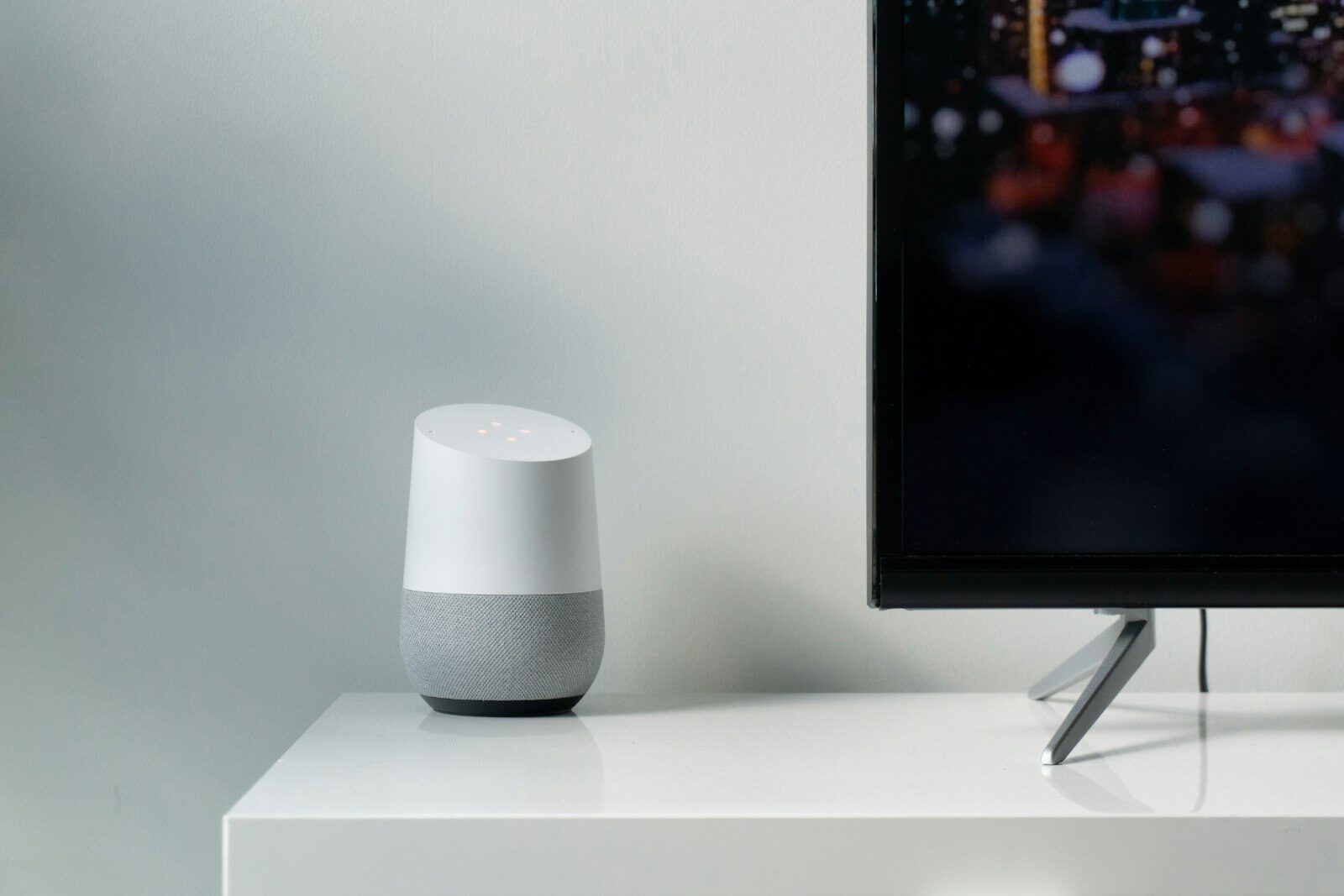 Smart-Speaker neben einem Fernseher