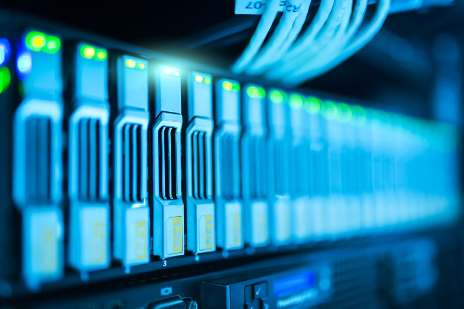Laufwerkseinschübe eines Servers mit Status-LEDs