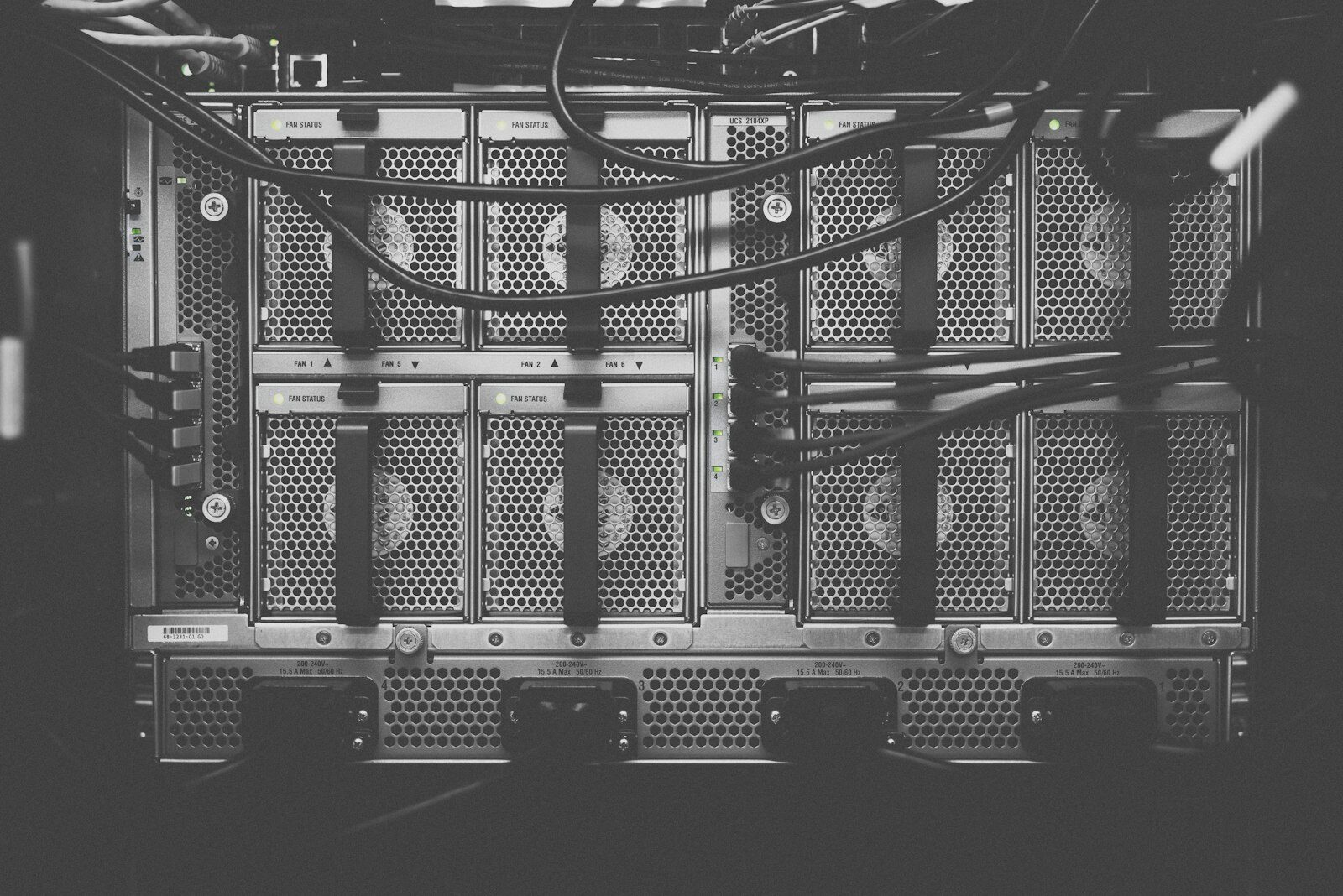 Server-Rückseite mit Kabeln im Rechenzentrum